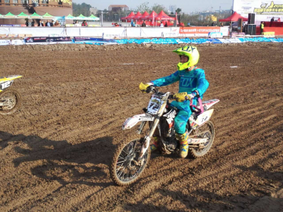 关公圣像脚下 上演“速度与激情”