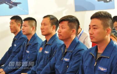 都是帅小伙！运-20、轰-6K等空军飞行员首亮相