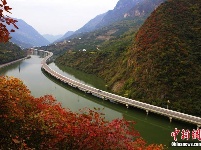 中国国内首条水上生态环保公路现绝美秋景