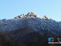 神农架初雪秋色 山上冰雪山下秋
