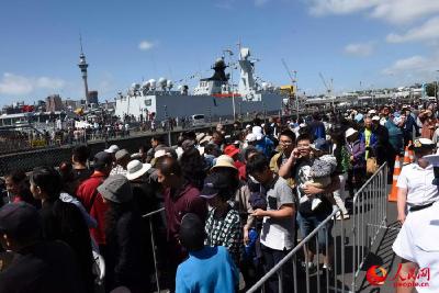 新西兰奥克兰市数万市民参观中国海军盐城舰