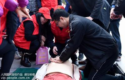 运动中遇到有人突然晕倒怎么办？6个字教你学会心肺复苏