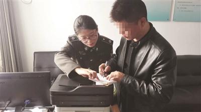 南京城管首次处罚“车窗抛物” 开车把烟头弹窗外，拍下就罚50元