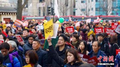 韩国网络民调：近八成国民认为总统应立即下台
