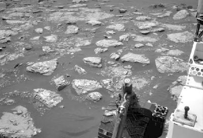 “好奇号”拍摄火星地表 碎石嶙峋沙漠似水面