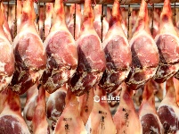 浙江东阳：上万火腿共沐“日光浴” 