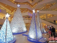 三千余个青花瓷器制作圣诞树