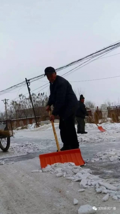 感动！儿子雪天车祸离世，他义务除雪17年...