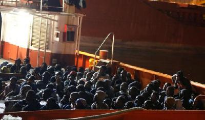 最忙一年：意大利海岸卫队救18万名难民创纪录