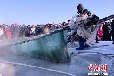 五大连池首网冬捕“矿泉鱼”2.5万公斤