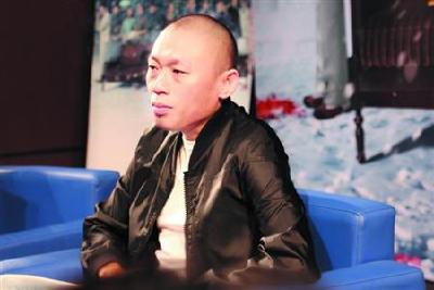 这位荆州导演，打动了葛优章子怡