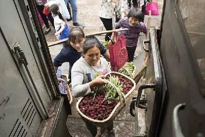 日本“一个人的车站”关闭了，但中国有班免费列车还载着他们开往春天里