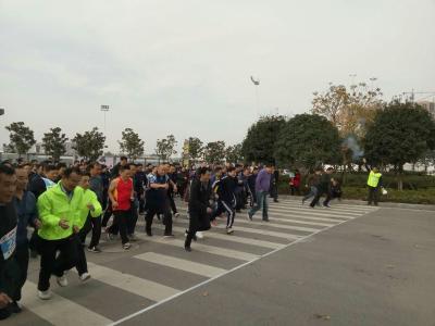 荆州开发区举行创卫长跑活动 