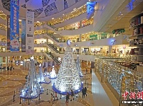 三千余个青花瓷器制作圣诞树