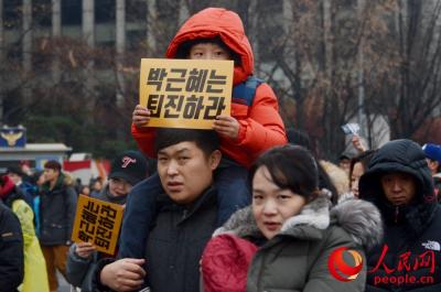 韩国第六轮民众集会如期举行 在野党提交总统弹劾案