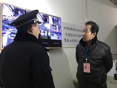 荆州巡警大队节前检查客运站 确保市民出行安全