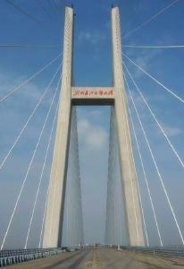 “荆州长江公铁大桥”桥名铭牌安装完成 总长20米