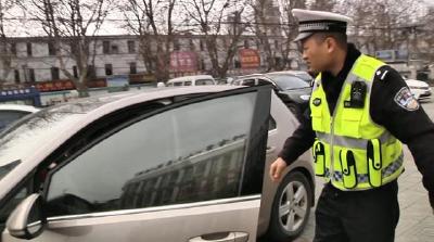 载重病婴儿车被堵高速 荆州高警开辟“生命通道”