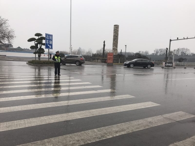 保障市民平安出行 荆州交警坚守岗位