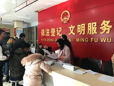 情人节荆州情侣扎堆登记结婚 工作人员提前上班