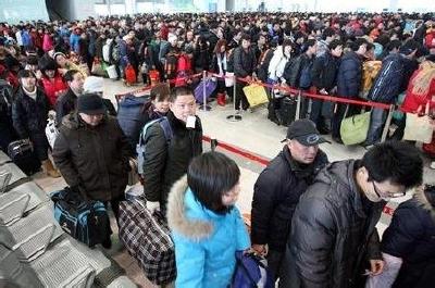 武汉铁路迎来出行高峰 昨日发送旅客60万人次