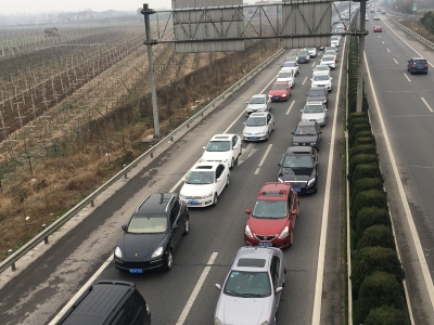 返程高峰到来 高速路车流量增多