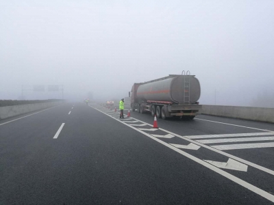 大雾袭来，荆州境内部分高速路口封闭。出行请注意安全！