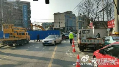 【交警动态】七旬老人摔倒路中辅警热心救助；廖子河路段封闭改造交警教你这样走！