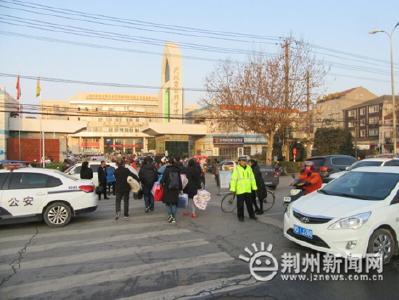 荆州交警积极护航春季入学 排除交通拥阻隐患