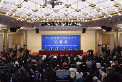 人民币会贬值吗？房贷会持续收紧吗？央行行长周小川这样回答