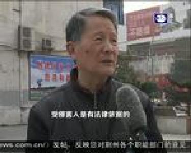 巨幅广告牌悬闹市 威胁行人安全