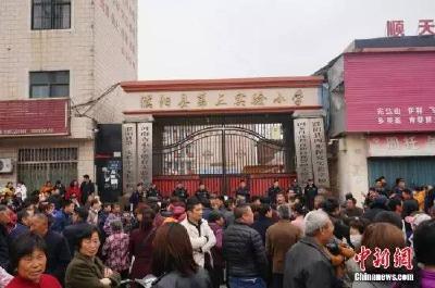 河南濮阳小学踩踏事故1死21伤！校长被免职，事故原因公布！