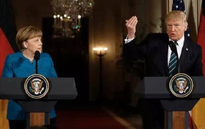 尴尬 | 在一场重要会晤中特朗普的肢体语言很受关注 发生了什么？