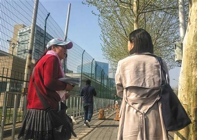 使馆外私设“存包处”月入六七千？城管：根治存难