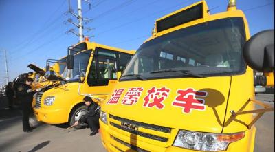 荆州区百辆校车集体“体检” 严防校车事故发生