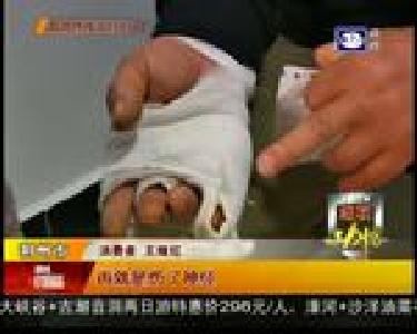 维权三剑客：顾客帮忙搬货 手指被夹伤