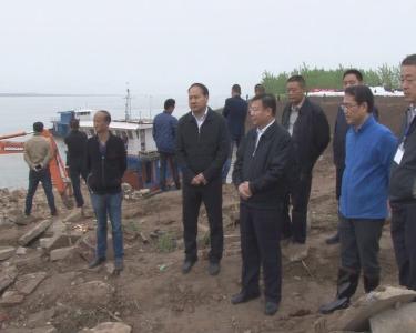 市长杨智指导长江干堤燕窝虾子沟崩岸抢险工作