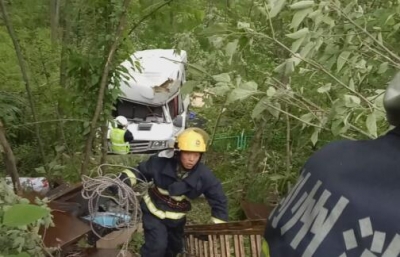 汉宜高速荆州段依维柯冲下高速 造成1死4伤