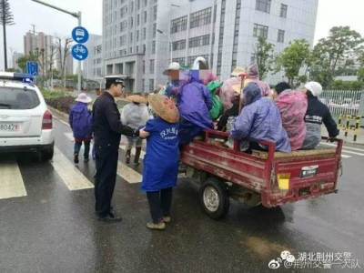 摩托车竟挤满16人，背后原因让人心酸…交警还是忍不住做了这件事！