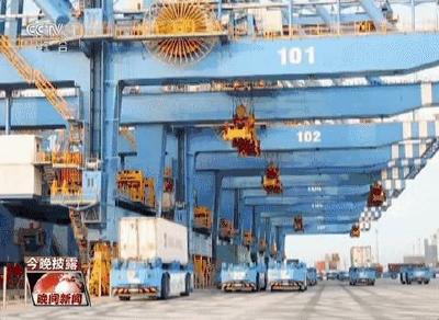 亚洲首个 | 码头空无一人 集装箱全自动穿梭装卸 中国这个港口太高级！
