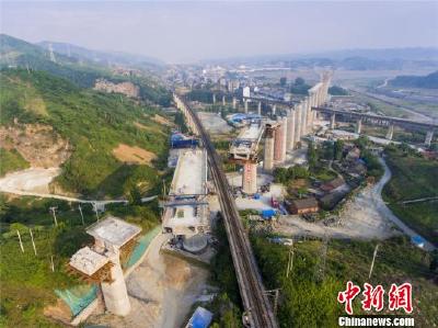 湖北汉十高铁特大桥成功实现高空转体合龙