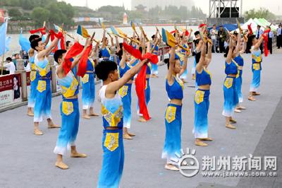 正是龙腰壮力时 2017年中国龙舟公开赛在荆州开桨
