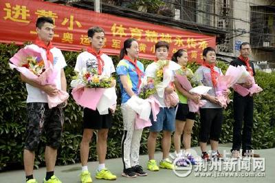 奥运冠军赵芸蕾来到荆州 与孩子们同场飙球技