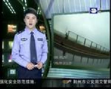 荆州警事：男子欲跳河轻生 被民警救下