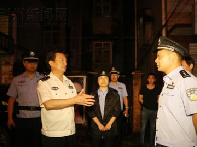 荆州警方强力整治校园周边治安问题