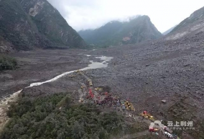 四川茂县垮塌位置发生位移，所有救援人员紧急撤离 