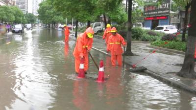 荆州市政抢排路面积水 各大泵站全力排涝