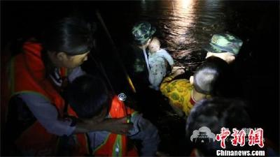 强降雨致湖北咸宁三县受灾 紧急转移疏散112人