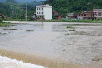 暴雨致荆州9万余人受灾 房屋受损道路农田被淹 