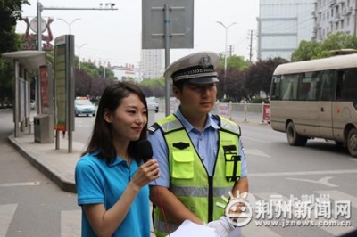 荆州交警直播“礼让斑马线”现状 车让人明显好转